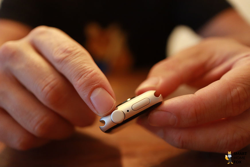 Man sieht die Seite des Gehäuses der Apple Watch SE.